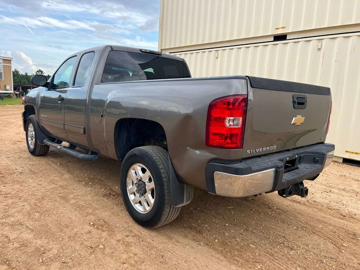 2012-chevrolet-silverado-2500hd-lt-image-2
