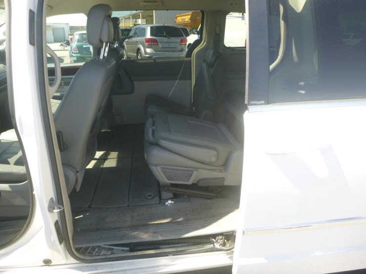 2010-chrysler-town-&-country-image-7