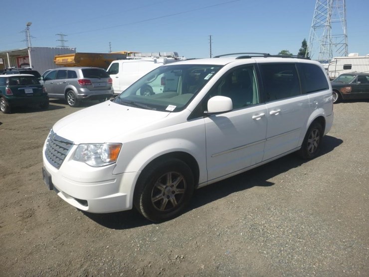 2010-chrysler-town-&-country-image-1