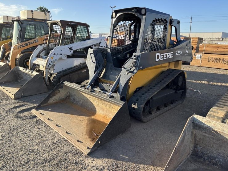 2018-deere-323e-image-1