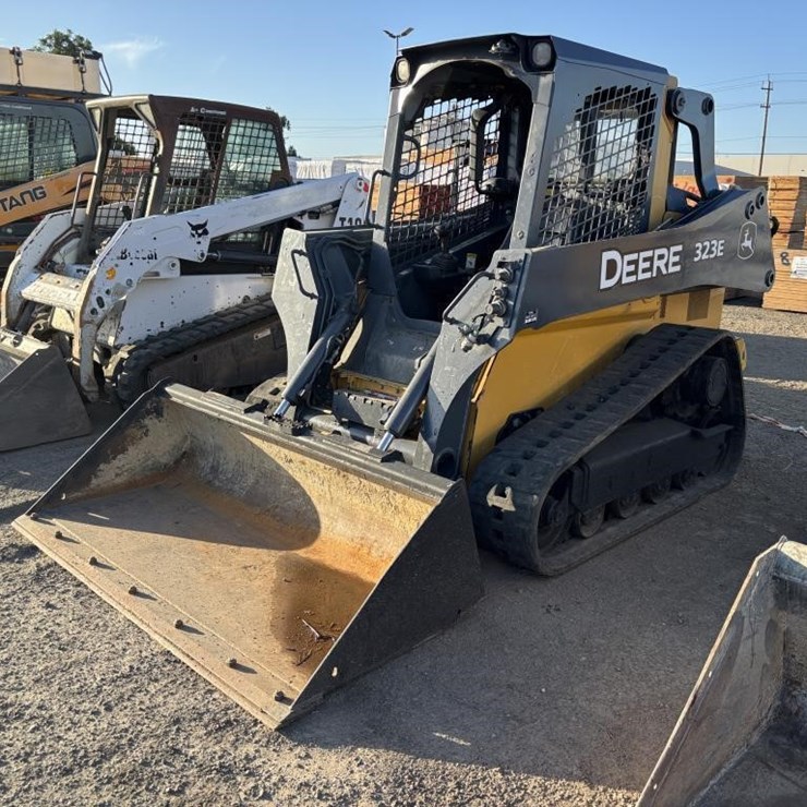 2018 DEERE 323E