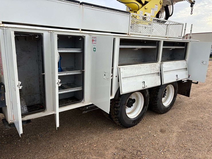 2013-freightliner-m2-106-image-26