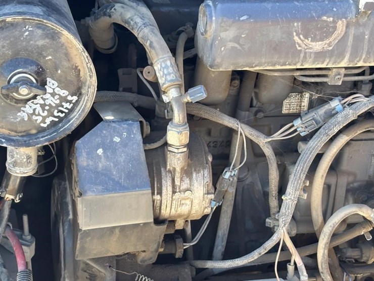 2005-bobcat-t180-image-36