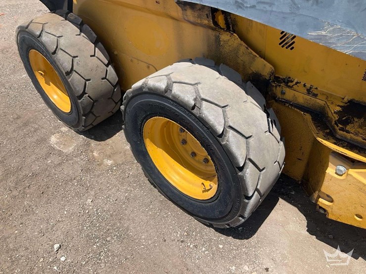 2015-deere-320e-image-21