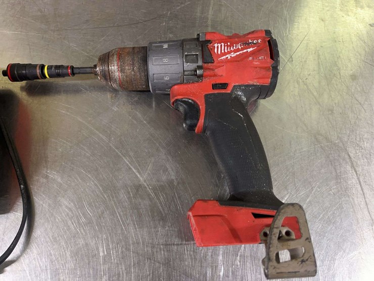 milwaukee-3/8"-drill,-battery,-charger-image-3