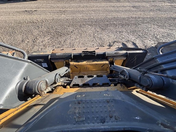 2018-deere-323e-image-21