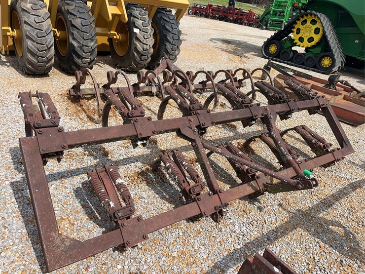 8-row-chisel-plow-image-6