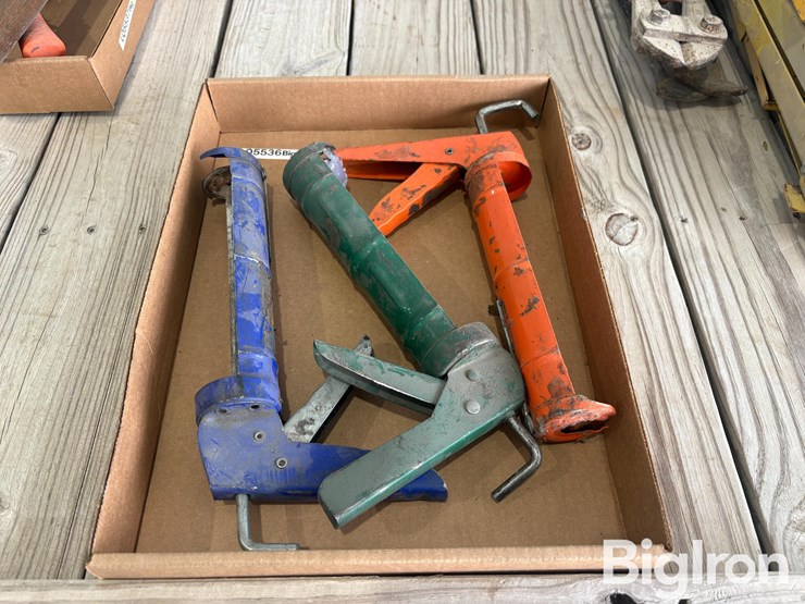 caulk-guns-image-1