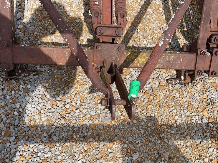 8-row-chisel-plow-image-8