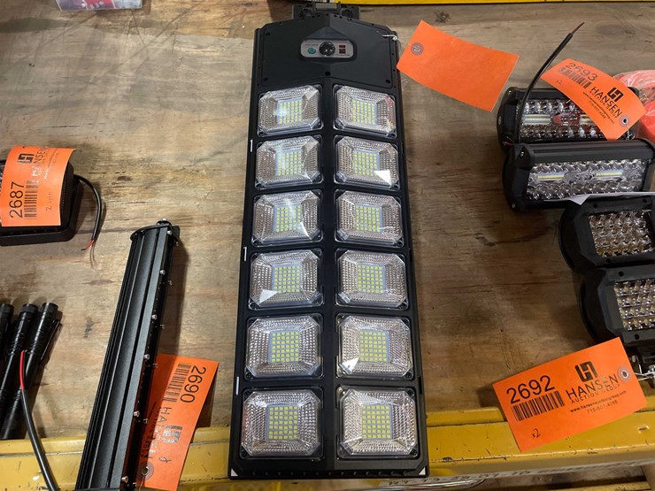 #2691-•-led-parking-lot/-yard-light-(pr12)-image-1