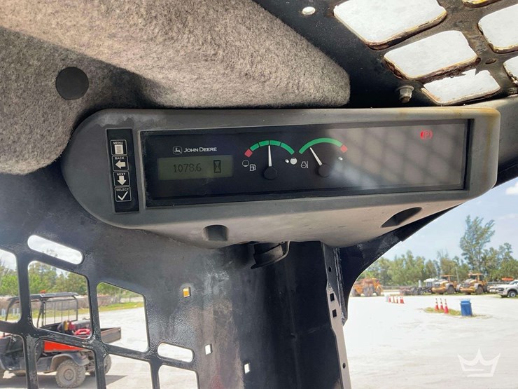 2015-deere-320e-image-8