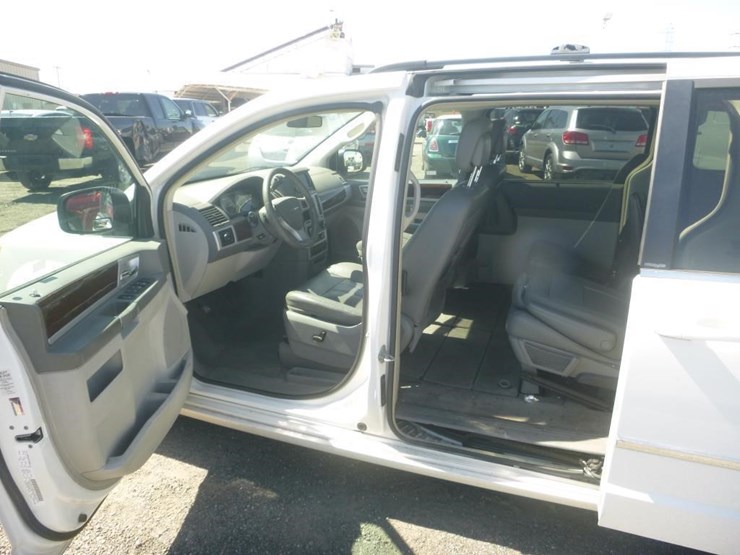 2010-chrysler-town-&-country-image-6