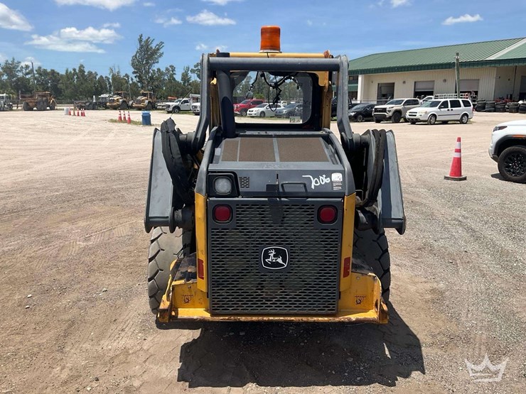 2015-deere-320e-image-24
