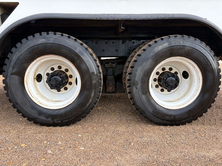 2013-freightliner-m2-106-image-7