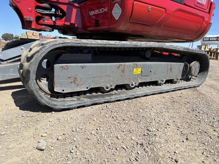 2016-takeuchi-tb240-image-21