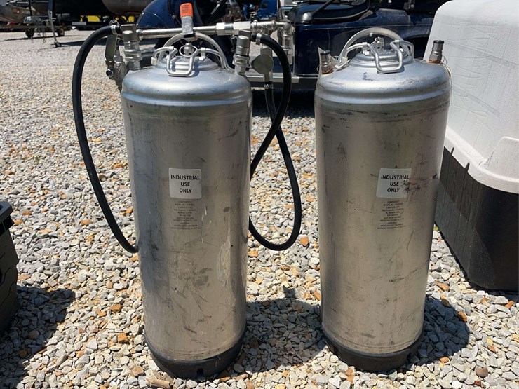 (2)-stainless-industrial-chemical-sprayers-image-4