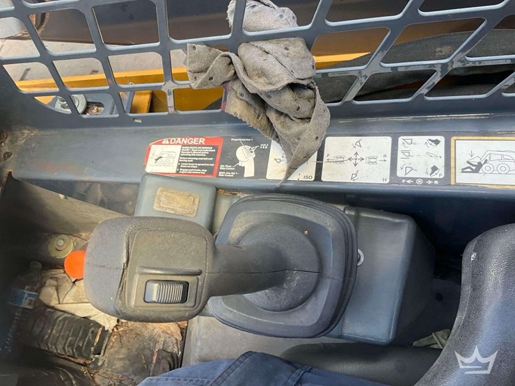 2015-deere-320e-image-11