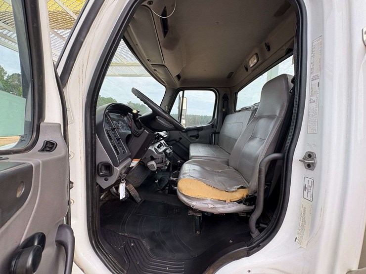2013-freightliner-m2-106-image-13