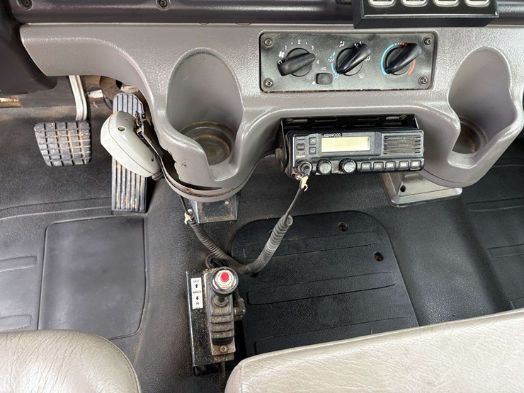 2013-freightliner-m2-106-image-18