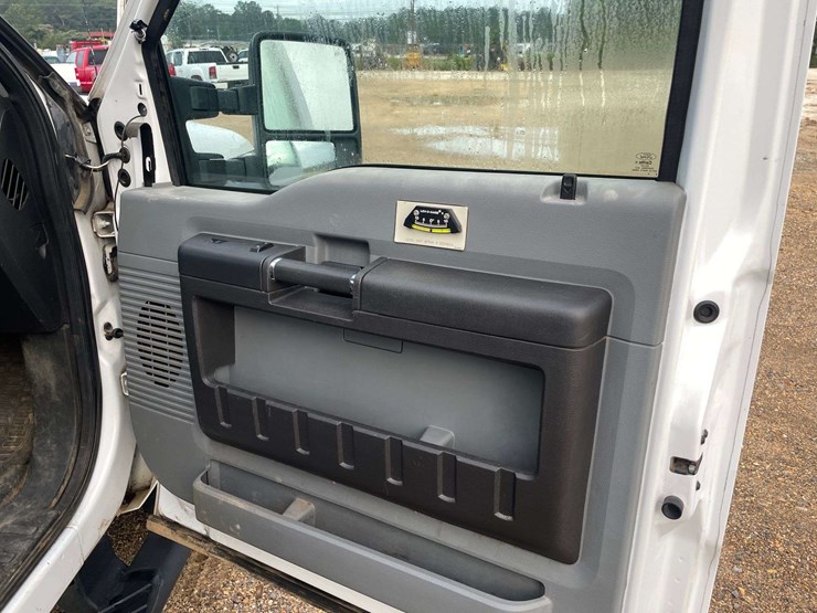 2014-ford-f550-image-18