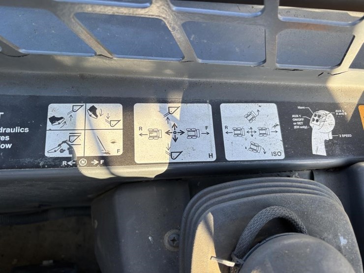 2018-deere-323e-image-23