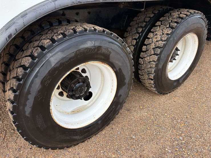 2013-freightliner-m2-106-image-8