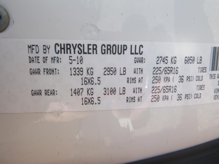 2010-chrysler-town-&-country-image-18