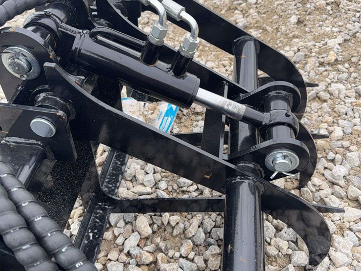 hydraulic-grapple-attachment-for-mini-skid-steer-image-3