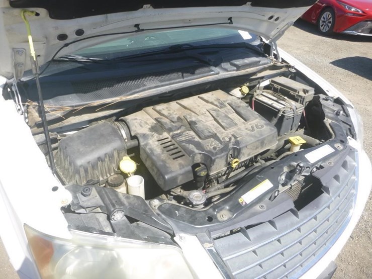 2010-chrysler-town-&-country-image-12