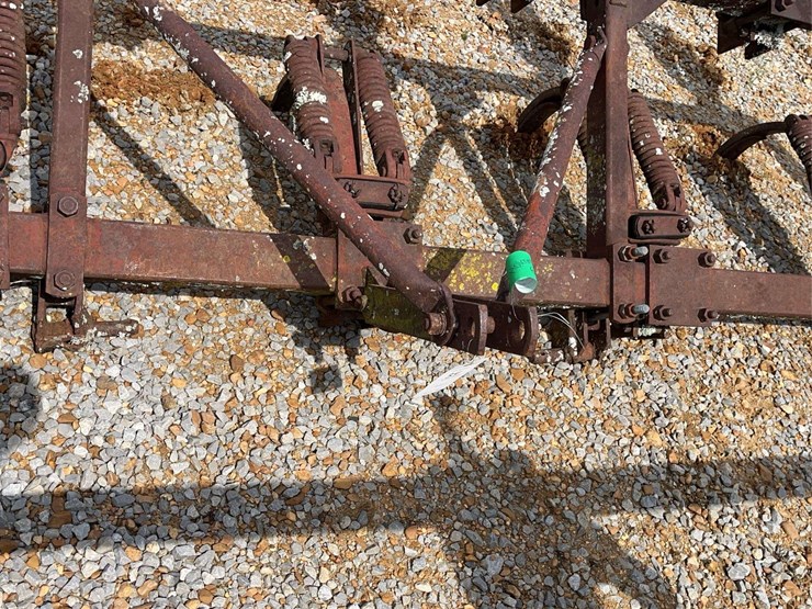 8-row-chisel-plow-image-7