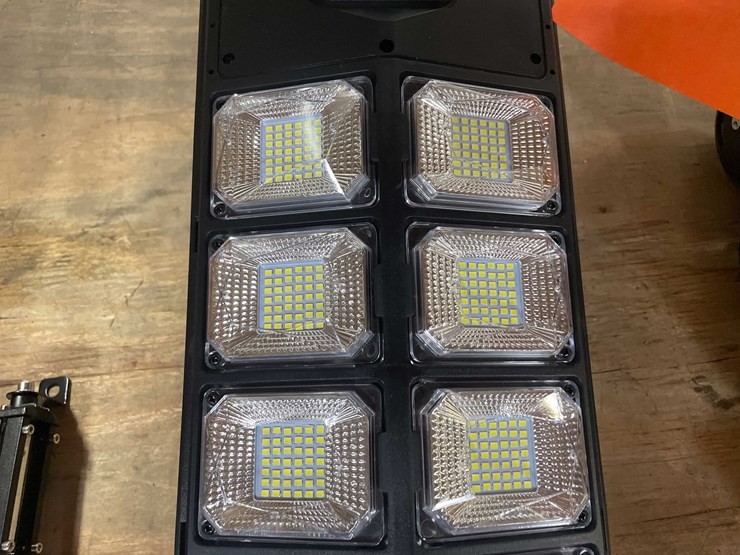 #2691-•-led-parking-lot/-yard-light-(pr12)-image-3