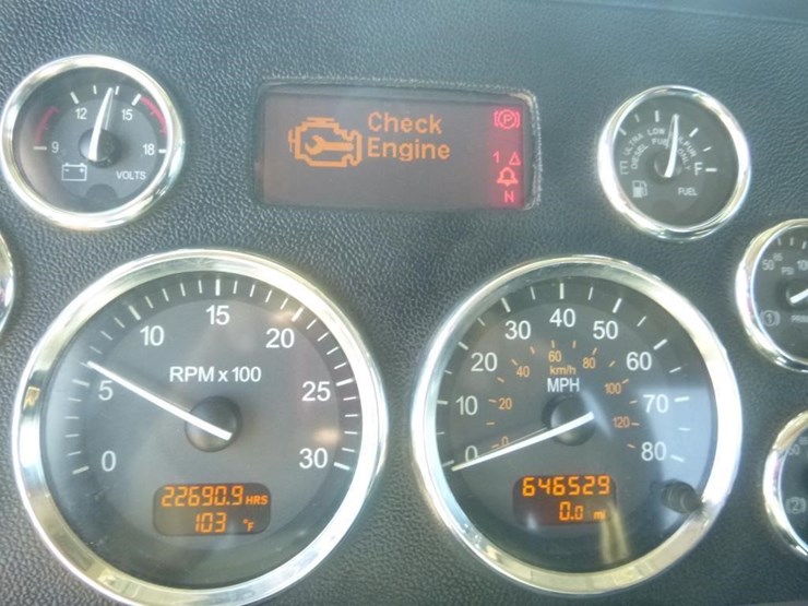 2013-peterbilt-384-image-22