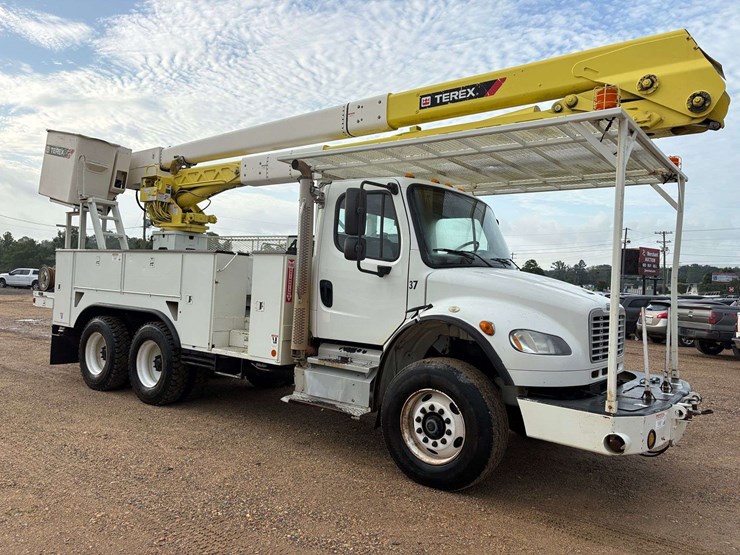 2013-freightliner-m2-106-image-4