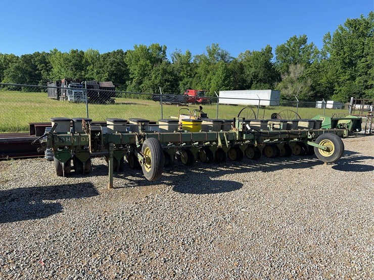john-deere-7300-image-1