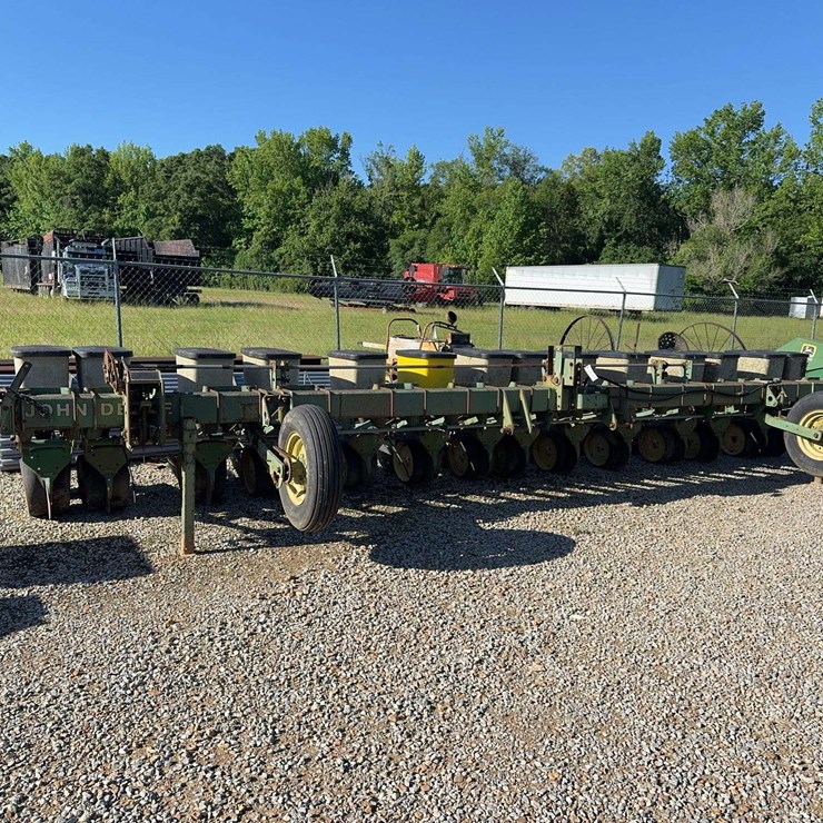 JOHN DEERE 7300