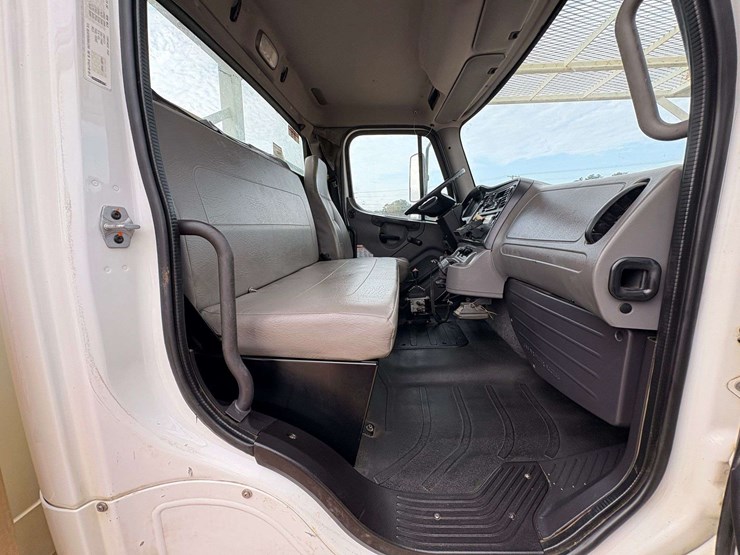 2013-freightliner-m2-106-image-20