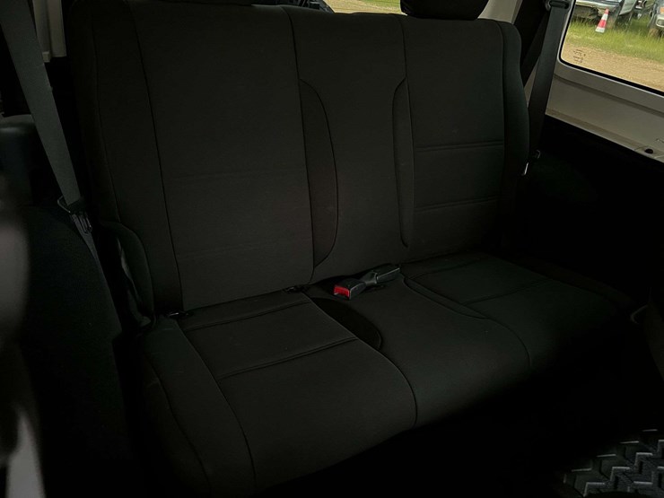 2010-jeep-wrangler-sport-image-36