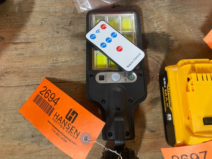 #2694-•-led-parking-lot/-yard-light-(pr12)-image-1