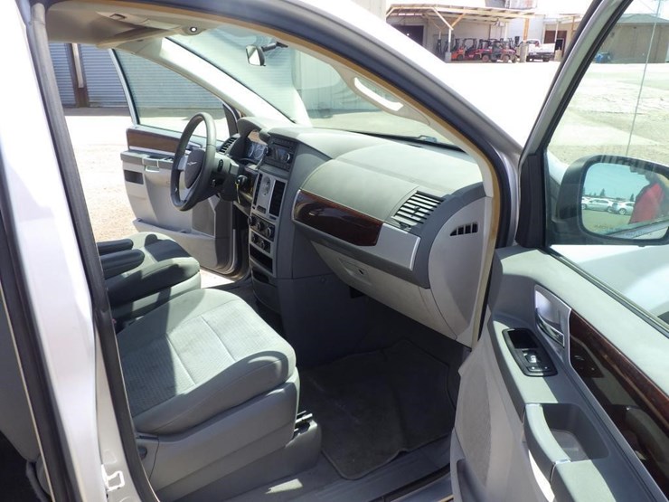 2010-chrysler-town-&-country-image-6