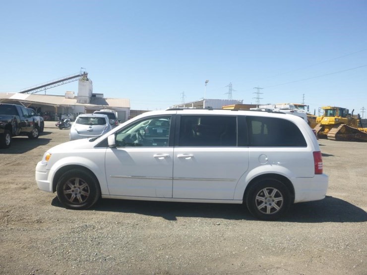 2010-chrysler-town-&-country-image-5
