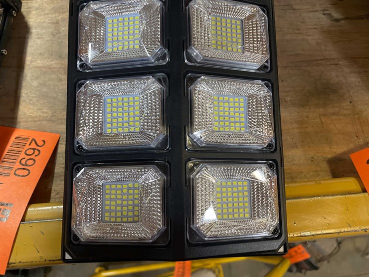#2691-•-led-parking-lot/-yard-light-(pr12)-image-4