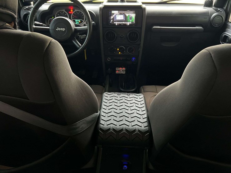 2010-jeep-wrangler-sport-image-37