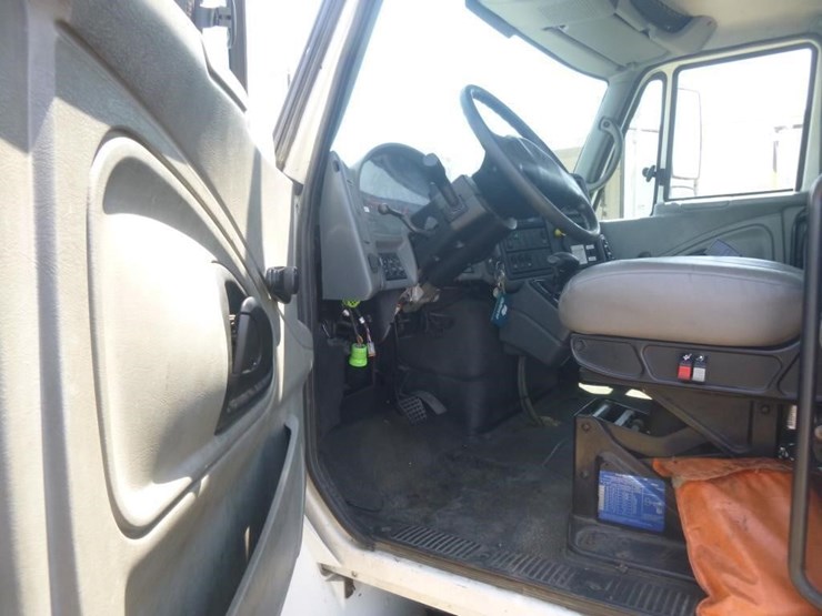 2006-international-durastar-4300-image-9