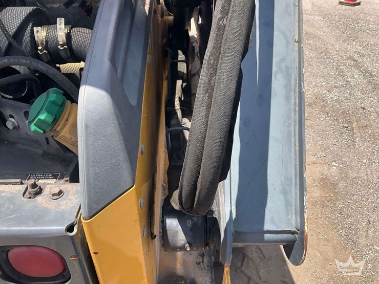 2015-deere-320e-image-19