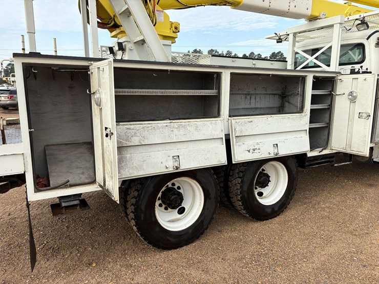 2013-freightliner-m2-106-image-24