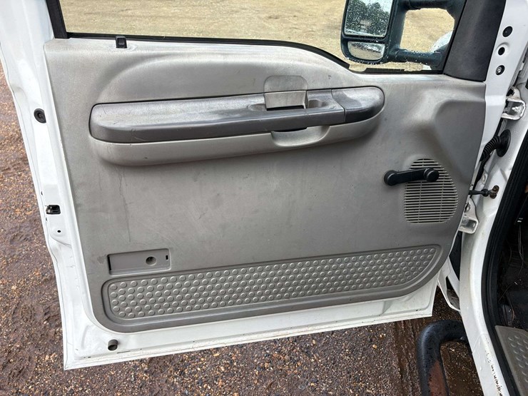 2003-ford-f550-image-9