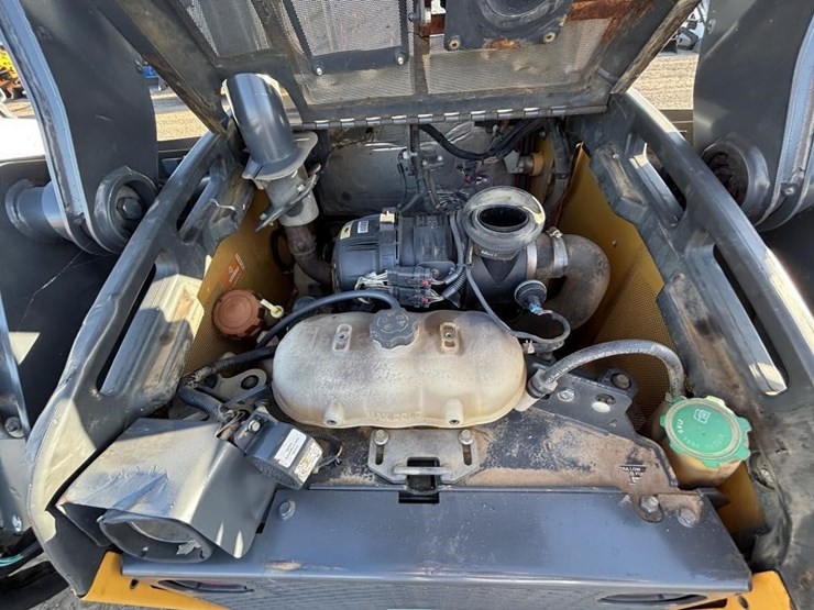 2018-deere-323e-image-30