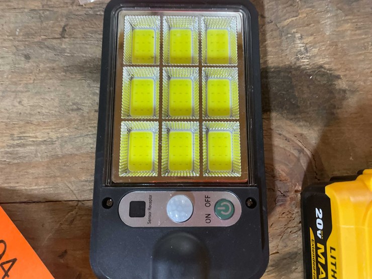 #2694-•-led-parking-lot/-yard-light-(pr12)-image-2