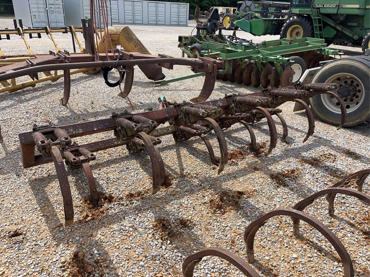 8-row-chisel-plow-image-4