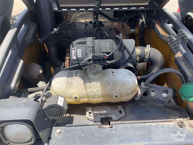 2015-deere-320e-image-15